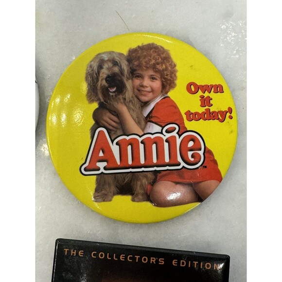 LOT OF 18 VINTAGE WALMART ADVERTISING PINS MOVIES - Picture 9 of 16